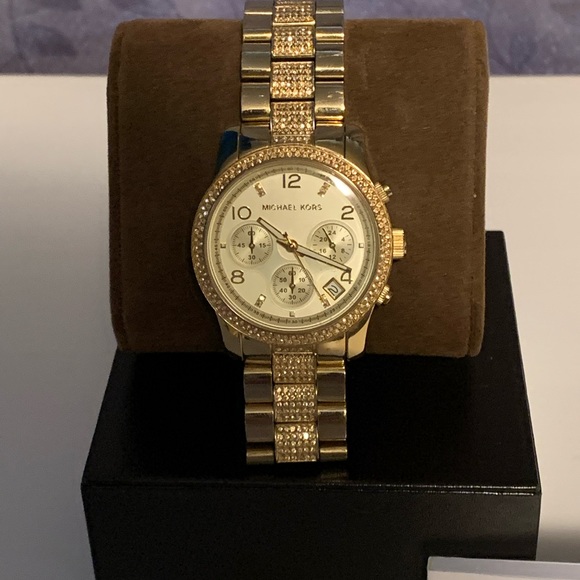 🎉Host Pick🎉 Michael Kors - Runway Gold Tone Bracelet Watch (MK5826) - Picture 2 of 8